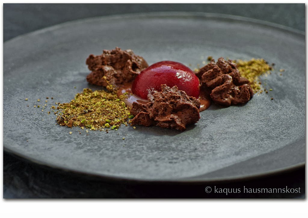 Schoko-Espuma und roter Weinbergpfirsich
