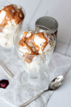 Frozen-Joghurt-Eis mit Cookieteig und Dulce de leche