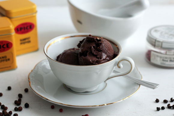 Schokoladeneis mit pfeffrigen Topping