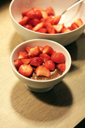 Schnelles Schokomousse mit marinierten Erdbeeren