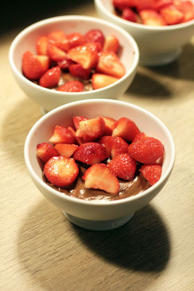 Schnelles Schokomousse mit marinierten Erdbeeren
